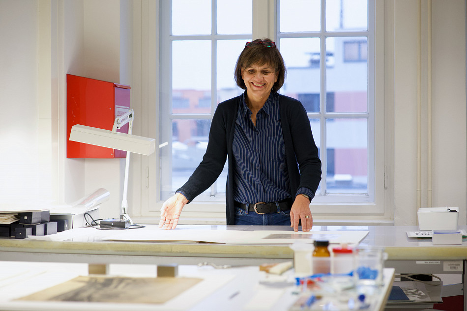 Porträt Antje Möller-Holzhauser, Restauratorin am Bauhaus-Archiv, in ihrer Werkstatt